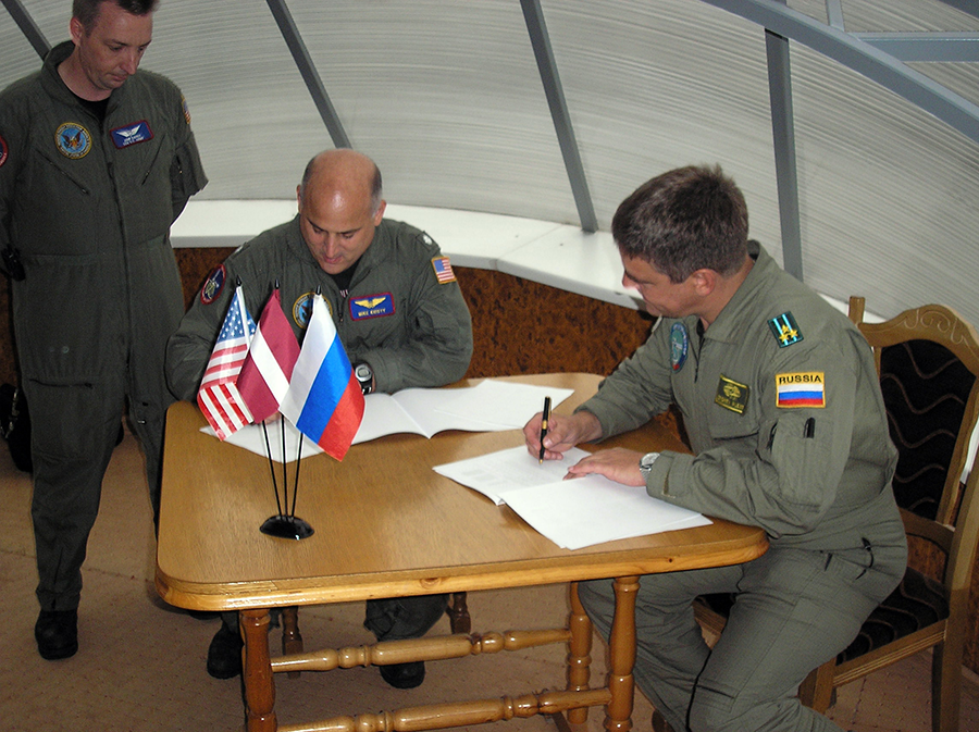 Russian and American representatives sign an agreement on August 5, 2006, before a U.S. flight over Russia conducted under the Open Skies Treaty. (Photo: OSCE)