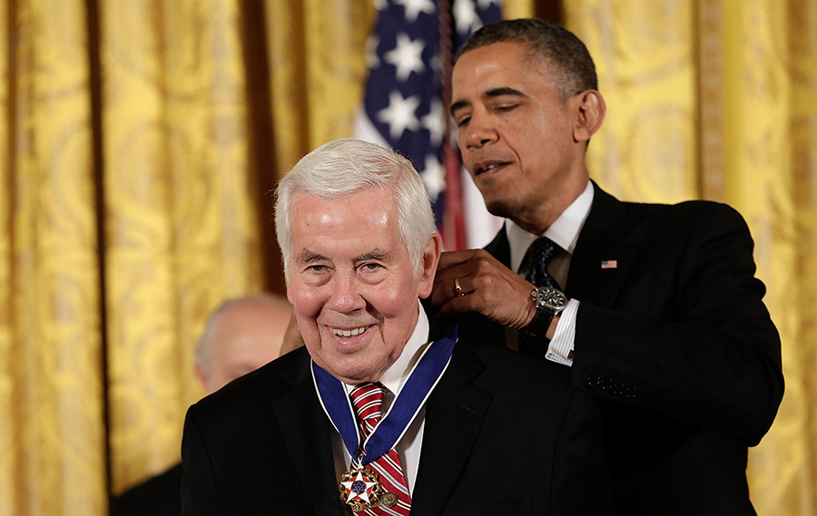 U.S. President Barack Obama awards the Presidential Medal of Freedom to former  Sen. Richard Lugar on Nov. 20, 2013 in Washington. (Photo: Win McNamee/Getty Images)