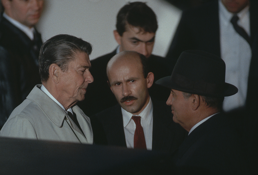 Soviet interpreter Pavel Palazhchenko (center), supports a conversation between President Ronald Reagan (left) and Soviet leader Mikhail Gorbachev at the end of their 1986 summit meeting in Reykjavik, Iceland. (Photo: Wally McNamee/CORBIS/Corbis via Getty Images)