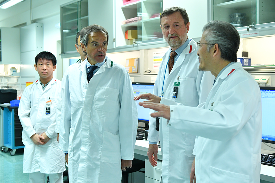 IAEA Director-General Rafael Mariano Grossi (left) tours the agency's Nuclear Material Laboratory in January. The lab is one of the tools the agency uses to monitor nuclear activities around the world. (Photo: Dean Calma/IAEA)