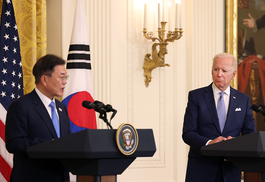 Addressing a White House news conference on May 21, South Korean President Moon Jae-in (L) and U.S. President Joe Biden promised to work together to solve the North Korean nuclear threat, but Biden stressed, 
