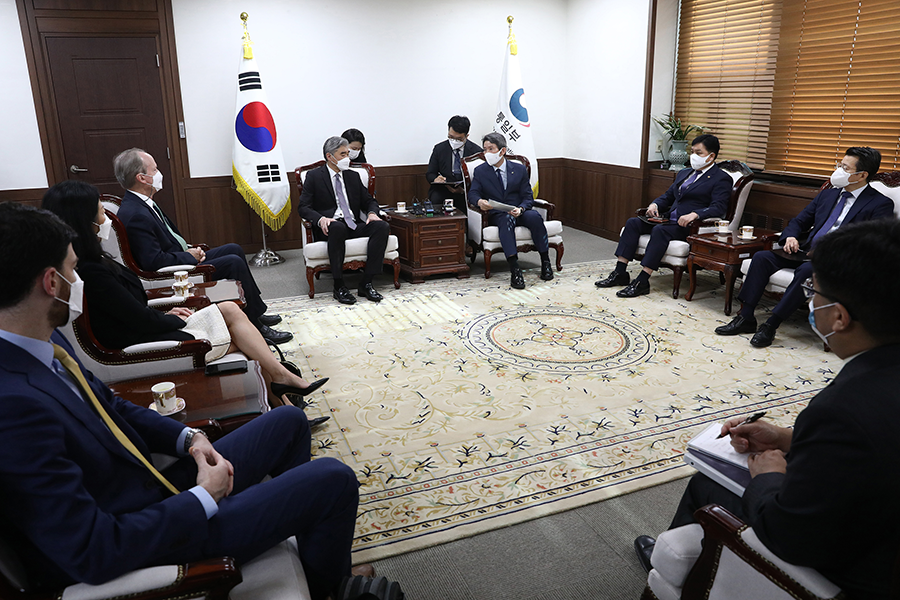 U.S. Special Representative for North Korea, Sung Kim (center, L) talks with South Korean Unification Minister Lee In-young (center, R) about issues relating to North Korea on June 22 in Seoul, South Korea. Kim said he looks forward to Pyongyang giving a 