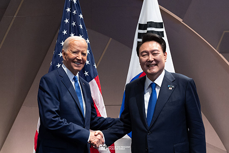 U.S. President Joe Biden (L) and South Korean President Yoon Suk Yeol announced new guidelines for responding to North Korean threats during a meeting July 11 on the sidelines of the NATO summit in Washington.  (Photo courtesy of South Korean Presidential Office)