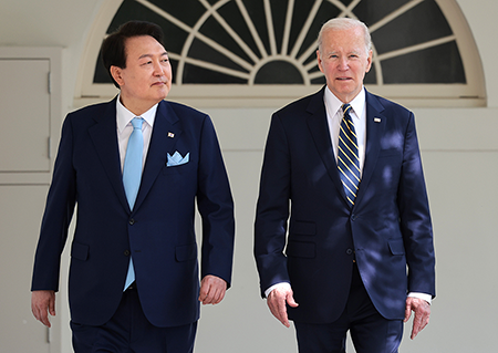 The governments of U.S. President Joe Biden (R) and South Korean President Yoon Suk Yeol, seen here at the White House in April, acted early to renegotiate a cost-sharing agreement for maintaining U.S. troops on the Korean peninsula. The question is: Will Trump upend it? (Photo by Win McNamee/Getty Images)