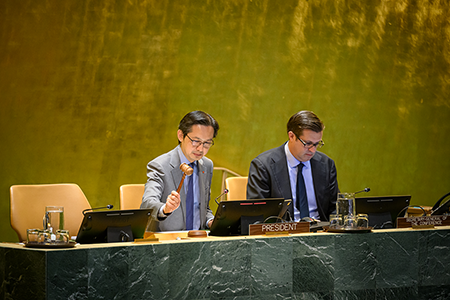 Do Hung Viet (left), president of the 2026 nuclear Nonproliferation Treaty Review Conference, gavels the session to attention. (UN Photo/Loey Felipe)