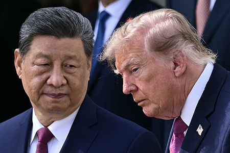 Chinese President Xi Jinping (L) and U.S. President Donald Trump meet at the White House Sept. 24, during Xi’s state visit to the United States. The White House later said Trump called for trilateral arms control talks among China, Russia, and the United States.(Photo by Brendan Smialowski / AFP via Getty Images)