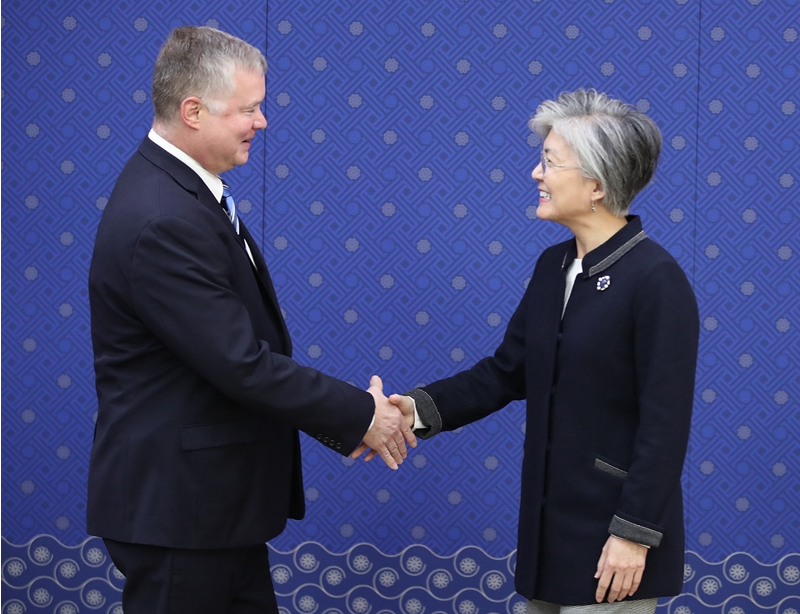 Foreign Minister Kang Kyung-wha (right) met with United States Special Representative for North Korea Stephen Biegun, Oct. 29. (Photo: Republic of Korea Ministry of Foreign Affairs)