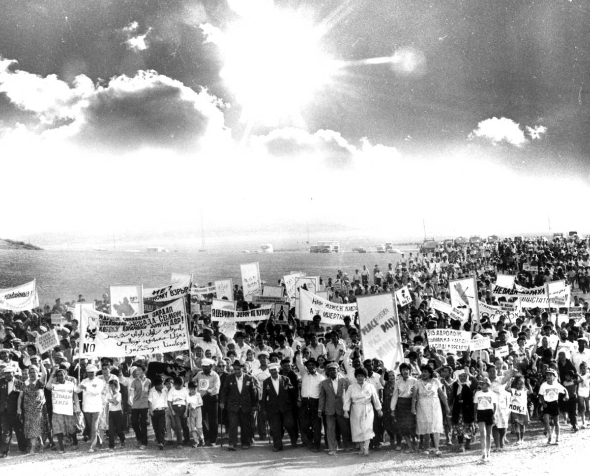 Kazakh citizens gather to demand a nuclear test ban at the Soviet nuclear test site near Semipalatinsk in August 1989. (UN Photo/MB)