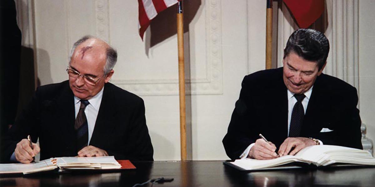 General Secretary Mikhail Gorbachev and President Ronald Reagan signing the INF Treaty in Washington, DC, December 8, 1987 (Photo:Wikimedia)