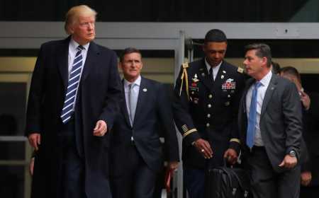 U.S. President Donald Trump leaves CIA headquarters accompanied by the omnipresent officer carrying the nuclear "football" (Photo: REUTERS/Carlos Barria)